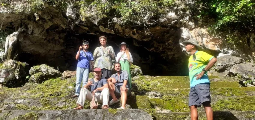 Cerita Unik dari Gua Liangkabori: Air Jodoh dan Lukisan Purba