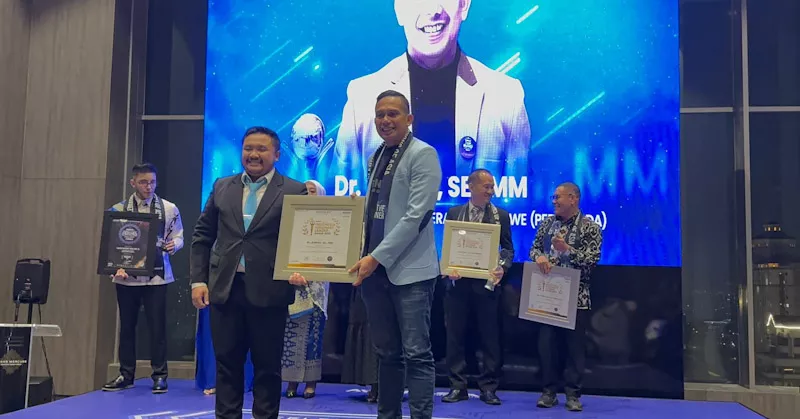Dirut BPR Bahteramas Konawe Ahmat Jadi CEO Terbaik Versi Indonesia Awards Magazine 2025 1 Dirut BPR Bahteramas Konawe Ahmat Jadi CEO Terbaik Versi Indonesia Awards Magazine 2025