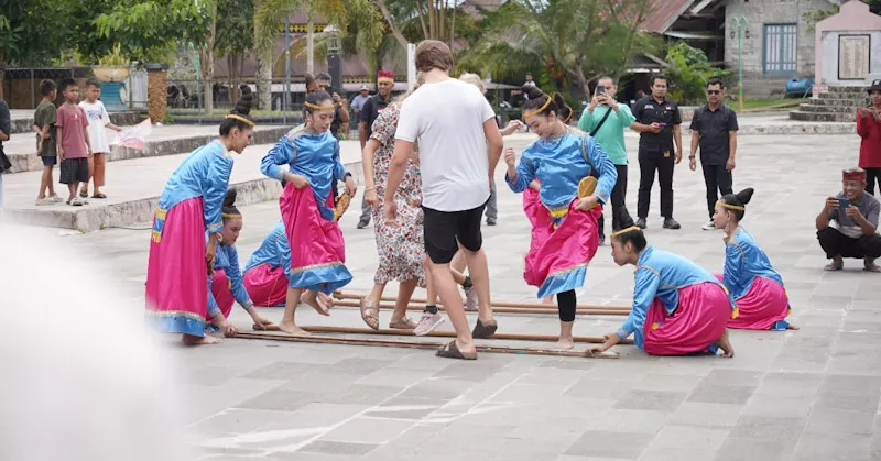 Kapal Pesiar NV Silver Cloud Sandar di Baubau, Pemprov Sultra Rencanakan Rute Baru ke Muna, Kolaka, dan Kendari