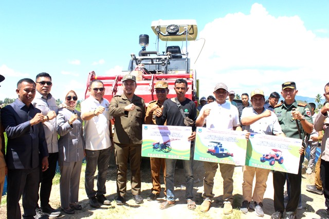 Dukung Ketahanan Pangan, Jaelani Serahkan Alsintan dan Pemda Koltim Luncurkan Listrik Masuk Sawah 3 Dukung Ketahanan Pangan, Jaelani Serahkan Alsintan dan Pemda Koltim Luncurkan Listrik Masuk Sawah