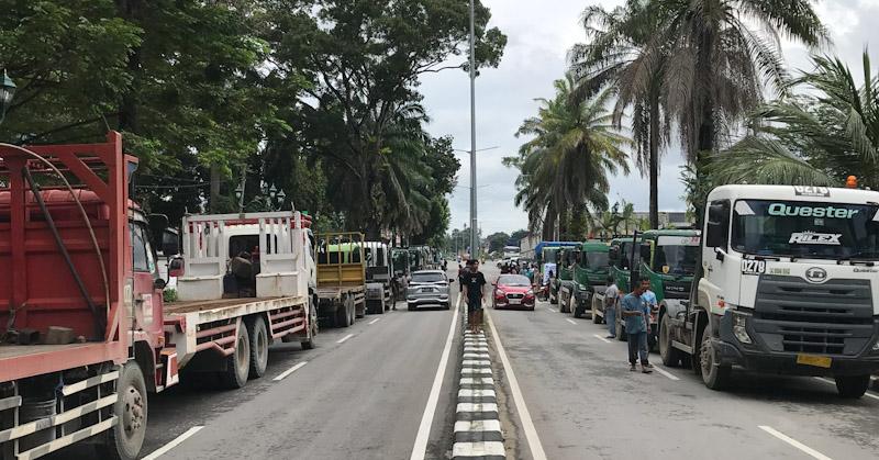 Driver Kontainer Mogok Massal di Gedung DPRD Sultra, Tuntut Perbaikan Jalan Masuk Pelabuhan Petikemas