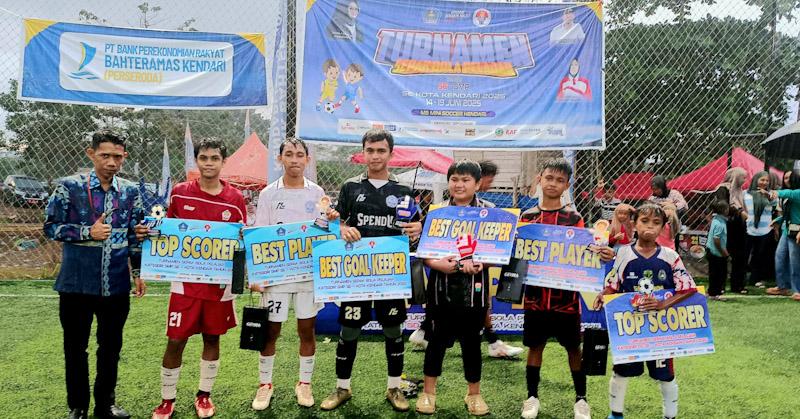 Penyerahan piala turnamen yang dilakukan oleh Bagian Literasi dan Keuangan BPR Bahteramas Kendari, Nasrullah Misbahuddin. (Istimewa)