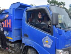 Wali Kota Kendari Serahkan 6 Truk Sampah Baru untuk DLHK, Dukung Pengelolaan Sampah Kota