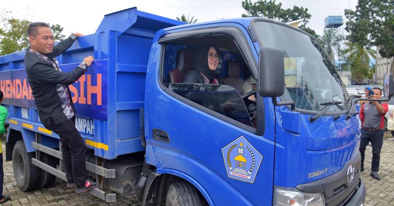 Wali Kota Kendari Serahkan 6 Truk Sampah Baru untuk DLHK, Dukung Pengelolaan Sampah Kota 1 Wali Kota Kendari Serahkan 6 Truk Sampah Baru untuk DLHK, Dukung Pengelolaan Sampah Kota