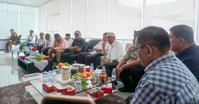 DPRD Kendari Usul Pemkot Hibahkan Jalan Rusak di Bungkutoko ke Pelindo untuk Perbaikan Cepat 1 DPRD Kendari Usul Pemkot Hibahkan Jalan Rusak di Bungkutoko ke Pelindo untuk Perbaikan Cepat