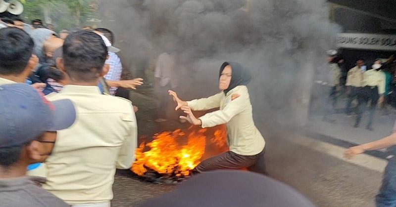 Demo Mahasiswa UHO Tolak Perpanjangan Jabatan Rektor Berakhir Ricuh