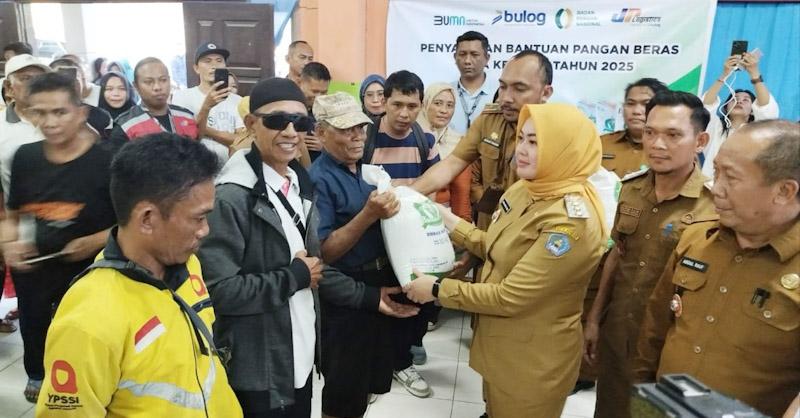 Wali Kota Kendari Salurkan Bantuan Beras untuk 17.676 Keluarga di 11 Kecamatan