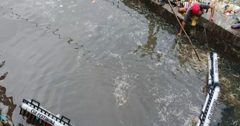 Peduli Lingkungan, Pertamina Patra Niaga Sulawesi Pasang Trash Barrier di Sungai Pasar Lakessi 1 Peduli Lingkungan, Pertamina Patra Niaga Sulawesi Pasang Trash Barrier di Sungai Pasar Lakessi