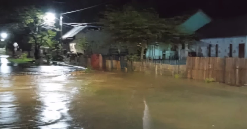 Desa Guali Muna Barat Terendam Banjir Akibat Buruknya Drainase dan Sungai Meluap