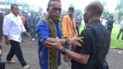 Zamrun Hadapi Amarah Mahasiswa UHO, Aksi Tolak Jabatan Rektor Diperpanjang Memanas 9 Zamrun Hadapi Amarah Mahasiswa UHO, Aksi Tolak Jabatan Rektor Diperpanjang Memanas