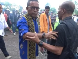 Zamrun Hadapi Amarah Mahasiswa UHO, Aksi Tolak Jabatan Rektor Diperpanjang Memanas