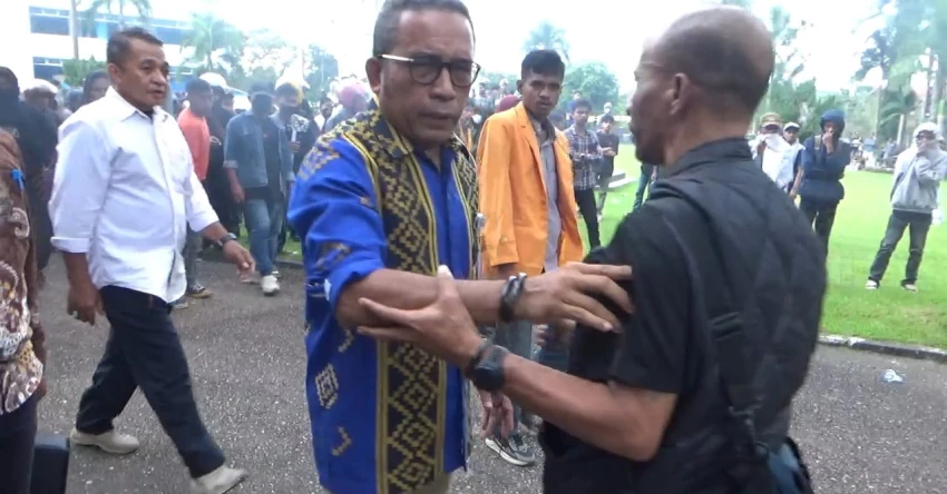 Zamrun Hadapi Amarah Mahasiswa UHO, Aksi Tolak Jabatan Rektor Diperpanjang Memanas