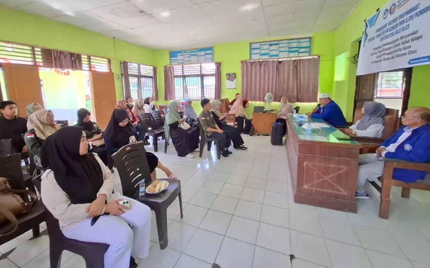 Dosen Pendidikan Fisika FKIP UHO Latih Masyarakat Kelurahan Sawa Olah Limbah Sabut Kelapa