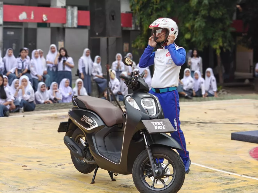 Asmo Sulsel Tegaskan Pentingnya Keselamatan Berkendara Lewat Edukasi di SMKN 4 Makassar 1 Asmo Sulsel Tegaskan Pentingnya Keselamatan Berkendara Lewat Edukasi di SMKN 4 Makassar