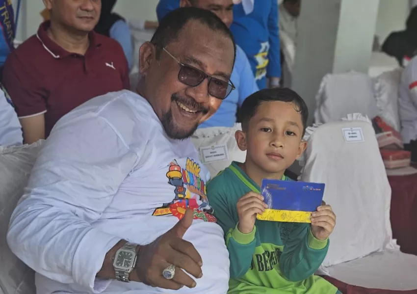BPR Bahteramas Bombana memberikan berbagai doorprize dan tabungan pelajar kepada siswa TK, SD dan SMP untuk memeriahkan peringatan hari anak 2025. (Istimewa)