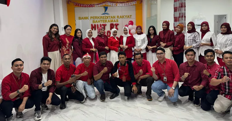 Meriahkan HUT ke-80 RI, BPR Bahteramas Kendari Beri Pelayanan dengan Pakaian Adat Nusantara