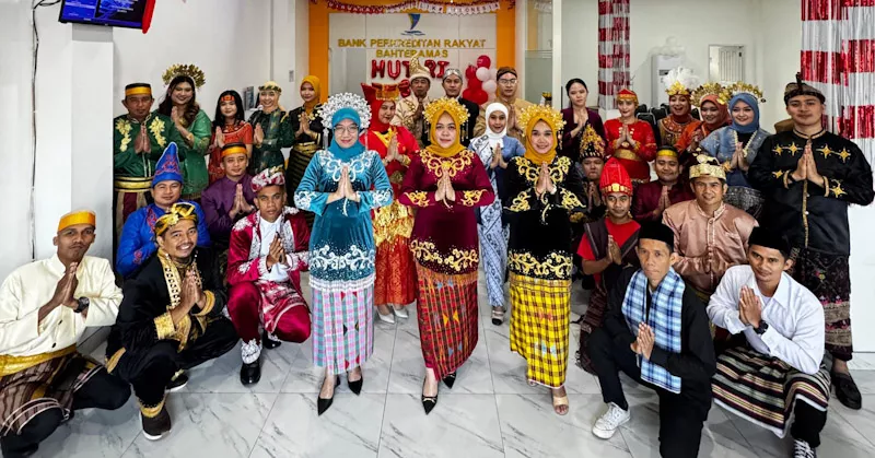 Meriahkan HUT ke-80 RI, BPR Bahteramas Kendari Beri Pelayanan dengan Pakaian Adat Nusantara 1 Meriahkan HUT ke-80 RI, BPR Bahteramas Kendari Beri Pelayanan dengan Pakaian Adat Nusantara