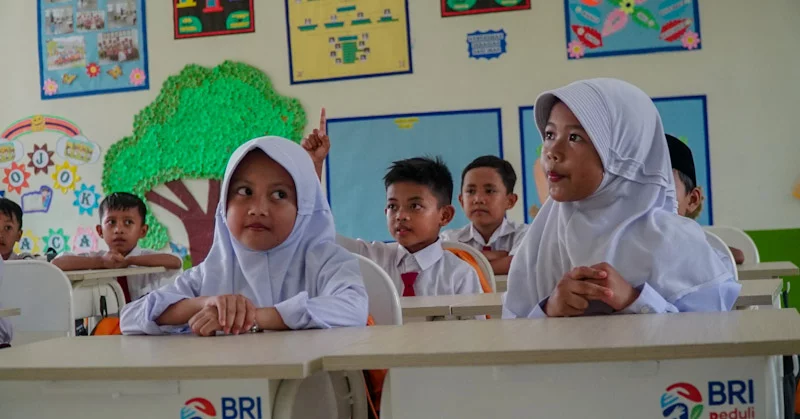 Tingkatkan Kualitas Pendidikan, BRI Renovasi Sekolah dan Salurkan Beasiswa