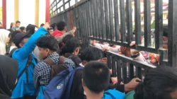Ratusan Mahasiswa Geruduk Mapolda Sultra, Tuntut Pencopotan Kapolri Terkait Kematian Pengemudi Ojol Affan Kurniawan 7 Ratusan Mahasiswa Geruduk Mapolda Sultra, Tuntut Pencopotan Kapolri Terkait Kematian Pengemudi Ojol Affan Kurniawan