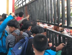 Ratusan Mahasiswa Geruduk Mapolda Sultra, Tuntut Pencopotan Kapolri Terkait Kematian Pengemudi Ojol Affan Kurniawan