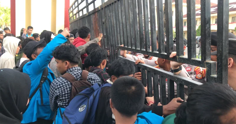 Ratusan Mahasiswa Geruduk Mapolda Sultra, Tuntut Pencopotan Kapolri Terkait Kematian Pengemudi Ojol Affan Kurniawan