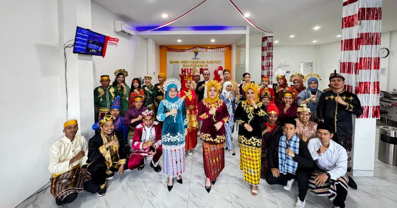 Meriahkan HUT ke-80 RI, BPR Bahteramas Kendari Beri Pelayanan dengan Pakaian Adat Nusantara