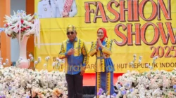 31 Pimpinan OPD Ikuti Lomba Fashion Show Meriahkan HUT ke-80 RI 8 31 Pimpinan OPD Ikuti Lomba Fashion Show Meriahkan HUT ke-81 RI