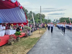 Meski Diguyur Hujan, 61 Barisan Gerak Jalan Tetap Semangat Meriahkan HUT RI di Muna Barat