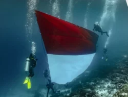 Rayakan HUT ke-80 RI, Pertamina Patra Niaga Bentangkan Bendera Raksasa di Spot Bawah Laut Ikonik Wakatobi
