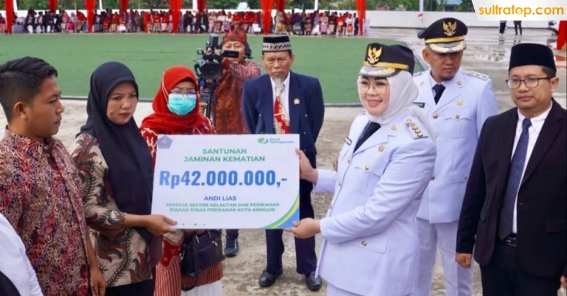 Wali Kota Kendari Serahkan Penghargaan dan Santunan di HUT ke-80 RI