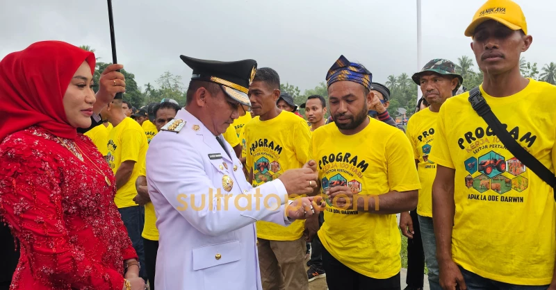 Bupati Mubar Serahkan Bantuan Alsintan, Bibit Sapi, Ayam Petelur dan Potong hingga Pakan Ternak kepada Kelompok Tani