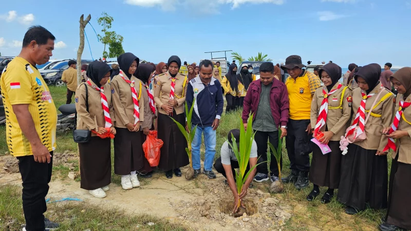 Bersama Kolabolator ASR Sultra, KCD Pendidikan dan Kebudayaan Gelar Bakti Sosial di Pantai Pajala