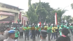 Solidaritas Membara Tewasnya Affan: Ribuan Ojol dan Mahasiswa Kendari Gedor Polda Sultra 6 Solidaritas Membara Tewasnya Affan: Ribuan Ojol dan Mahasiswa Kendari Gedor Polda Sultra