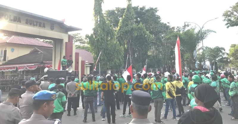 Solidaritas Membara Tewasnya Affan: Ribuan Ojol dan Mahasiswa Kendari Gedor Polda Sultra