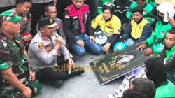 Aksi Ribuan Ojol di Kendari Berakhir Damai, Kapolda Sultra Ikut Salat Gaib untuk Afan Kurniawan 3 Aksi Ribuan Ojol di Kendari Berakhir Damai, Kapolda Sultra Ikut Salat Gaib untuk Afan Kurniawan