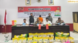 Polisi Bongkar Sindikat Beras Oplosan di Buton, Pelaku Gunakan Karung Bulog Palsu 10 Polisi Bongkar Sindikat Beras Oplosan di Buton, Pelaku Gunakan Karung Bulog Palsu