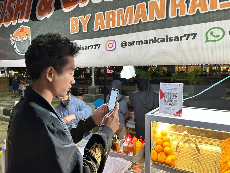 Kisah Arman Pedagang Sushi di Kendari, Omzet Naik Gara-gara Pakai QRIS