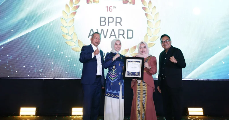 Melayani dengan Hati, Tumbuh dengan Integritas: BPR Bahteramas Kendari Raih Infobank Award 2025 1 Melayani dengan Hati, Tumbuh dengan Integritas: BPR Bahteramas Kendari Raih Infobank Award 2025