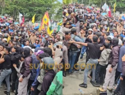 Ribuan Massa Aksi Sempat Bentrok dengan Aparat saat Geruduk DPRD Sultra