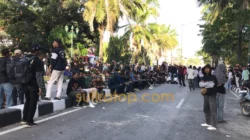 Lemparan Batu Warnai Aksi di DPRD Sultra, TNI Turun Tangan Tengahi Massa 5 Lemparan Batu Warnai Aksi di DPRD Sultra, TNI Turun Tangan Tengahi Massa
