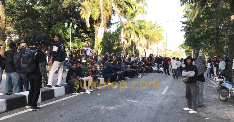 Lemparan Batu Warnai Aksi di DPRD Sultra, TNI Turun Tangan Tengahi Massa 1 Lemparan Batu Warnai Aksi di DPRD Sultra, TNI Turun Tangan Tengahi Massa