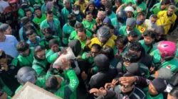 Ratusan Pengemudi Ojol Kendari Terima Bantuan Beras dari Kadin Sultra