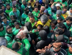 Ratusan Pengemudi Ojol Kendari Terima Bantuan Beras dari Kadin Sultra