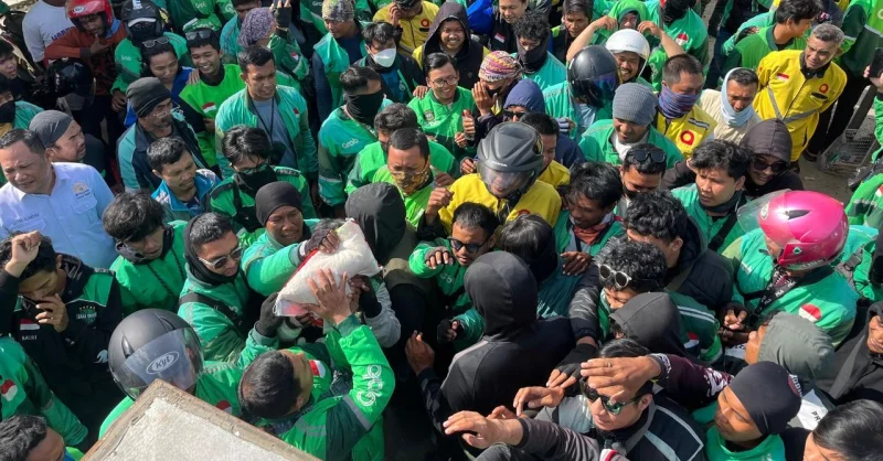 Ratusan Pengemudi Ojol Kendari Terima Bantuan Beras dari Kadin Sultra