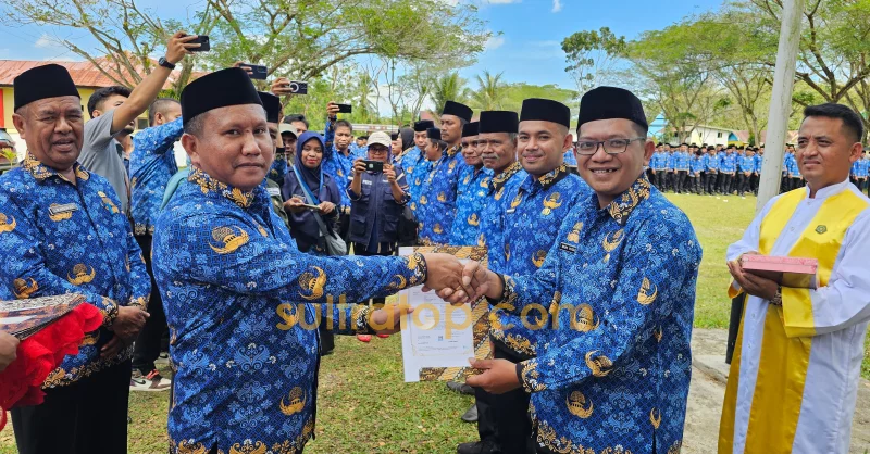 1.406 PPPK Muna Barat Resmi Dilantik, La Ode Darwin: Tidak Boleh Tinggal di Luar Daerah 1 1.406 PPPK Muna Barat Resmi Dilantik, La Ode Darwin: Tidak Boleh Tinggal di Luar Daerah