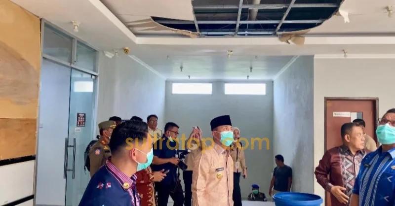 Gubernur ASR Tinjau Kerusakan RS Bahteramas Kendari, Perintahkan Dinas Cipta Karya Bertindak Cepat 1 Gubernur ASR Tinjau Kerusakan RS Bahteramas Kendari, Perintahkan Dinas Cipta Karya Bertindak Cepat