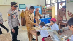Bupati Mubar Pantau Penyaluran MBG di Tiworo Tengah, Siswa Terlihat Senang 10 Bupati Mubar Pantau Penyaluran MBG di Tiworo Tengah, Siswa Terlihat Senang
