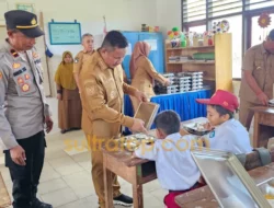 Bupati Mubar Pantau Penyaluran MBG di Tiworo Tengah, Siswa Terlihat Senang