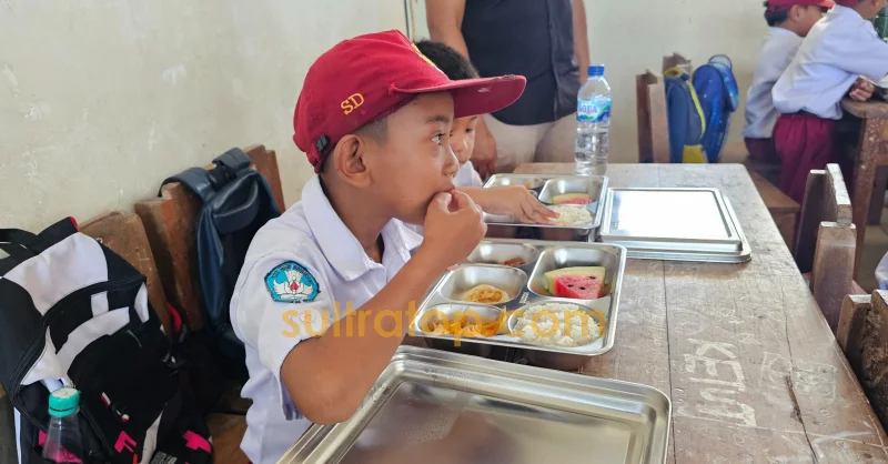 Bupati Mubar Pantau Penyaluran MBG di Tiworo Tengah, Siswa Terlihat Senang