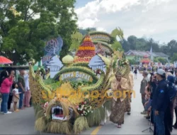 Pawai Kendaraan Hias Meriahkan Pembukaan STQH Nasional 2025 di Kendari